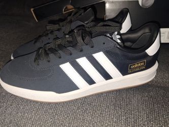 Men's 8.5 Adidas sneakers new