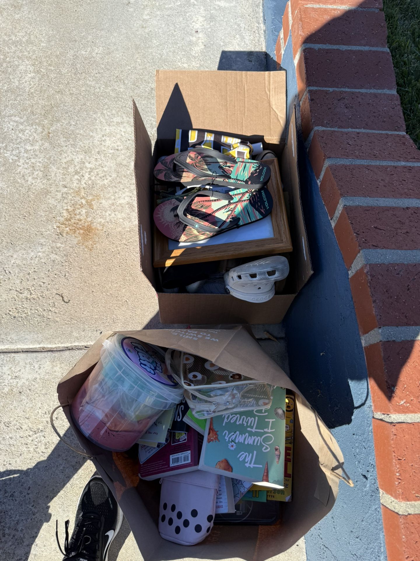 Free Books Shoes, Misc 