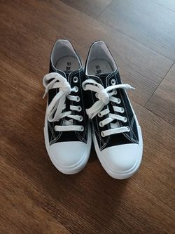 Used No Boundaries Sneakers