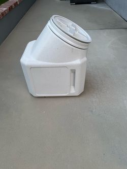 Pet food container