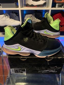 LEBRON XIX size 11 mint condition !!!!!