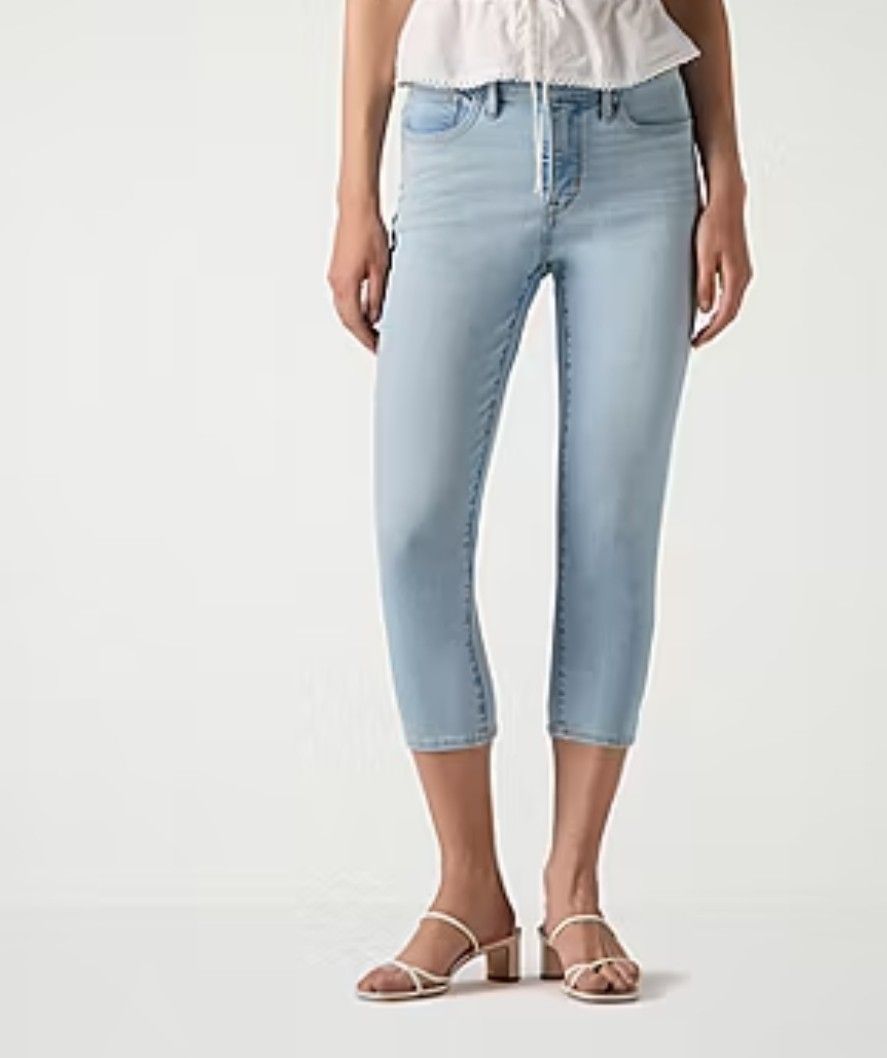 Levi's Light Wash Mid Rise Skinny Capri Jeans