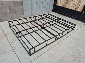 Queen Size platform metal bed frame,  in very good condition