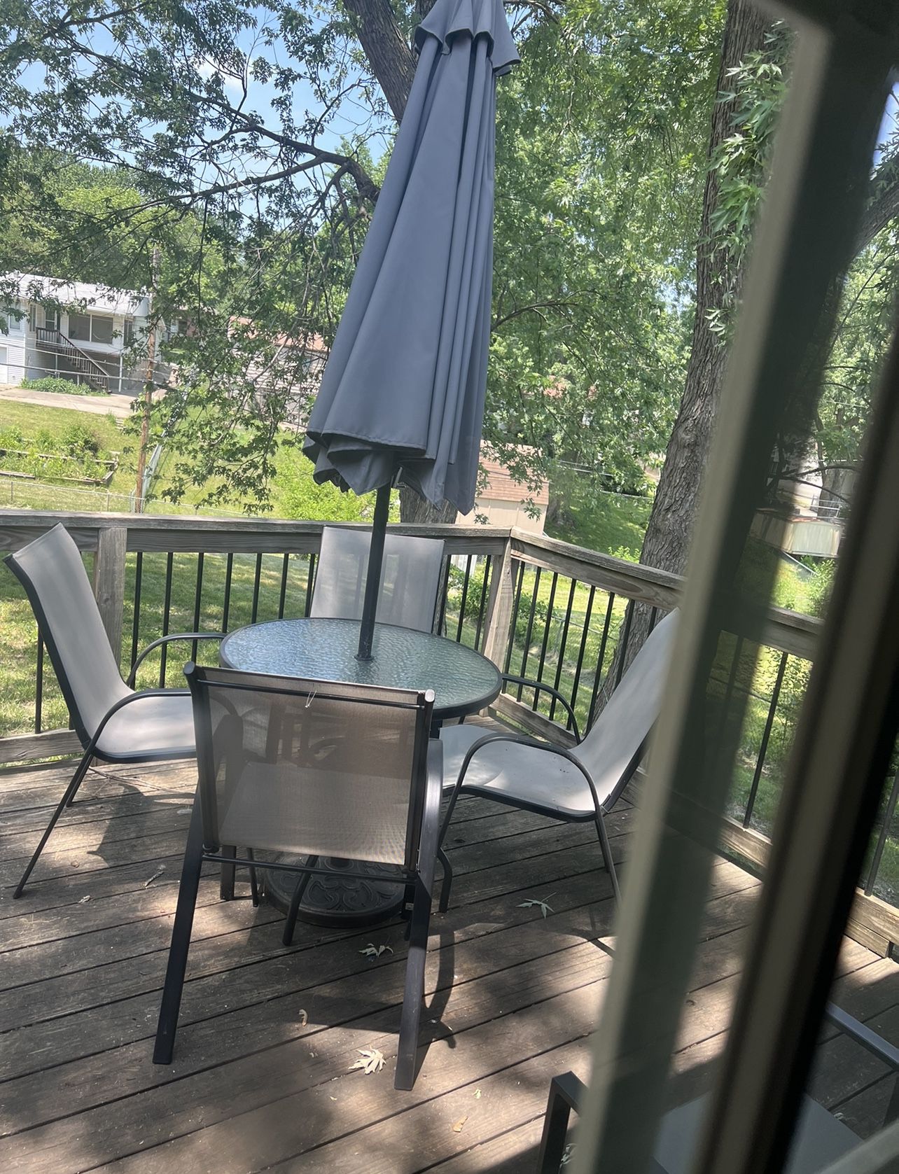 Patio Round Table With 4 Grey Chairs 