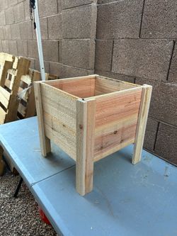 Cedar planter box 24’’ 14x14