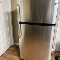 GE 21.0 Cu. Ft. Top-Freezer Refrigerator- Read notes 