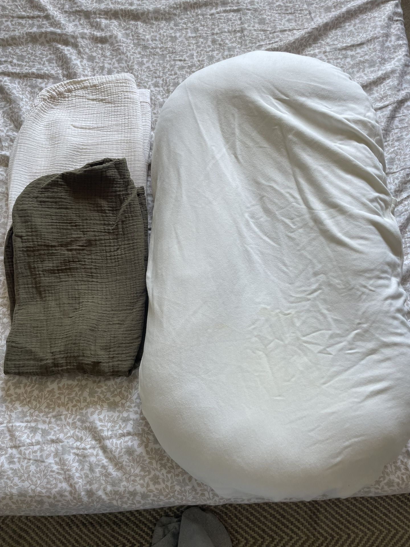 Snuggle me lounger with extra muslin covers included