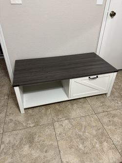 Coffee Table With Storage – Excellent Condition