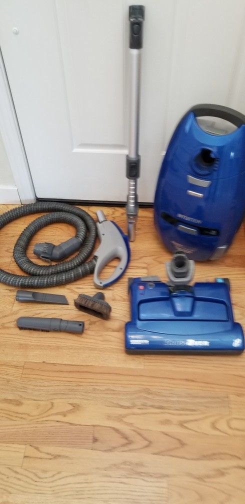 NEW cond KENMORE CANIETER VACUUM WITH ATTACHMENTS  AMAZING POWER SUCTION  WORKS EXCELLENT  IN THE BOX