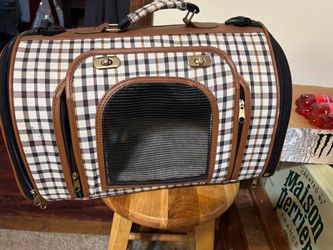 Soft side deluxe pet carrier