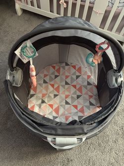 Fisher Price Portable Bassinet and Playspace Perfect for the beach and going on vacation.