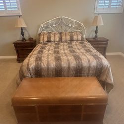 Antique Pulaski Furniture Queen Bedrooms Set