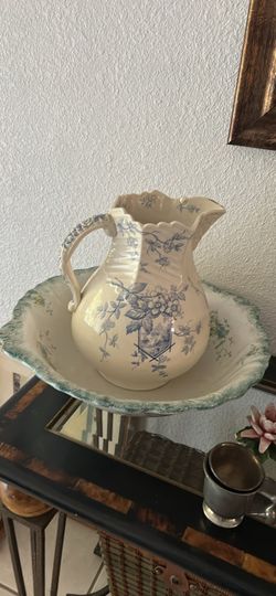 Vintage / antique Washbasin & pitcher