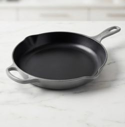 Le Creuset Signature Enameled Cast Iron Skillet (10 ¼ inch / 26 cm) in the colorway Oyster Grey NEW