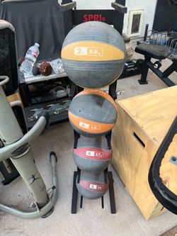 Medicine ball set 2-8lb with rack