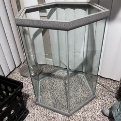 Acuarium.  25”.  Tall.x 17 “ W.   20 Gal 