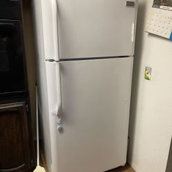 Frigidaire 18.2 Cubic Feet Top Bottom 