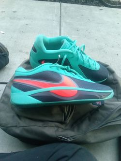 Antetokounmpo size:9