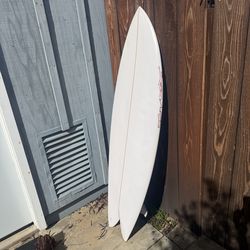 Twin Fin Surfboard 5’9 x FCS 2