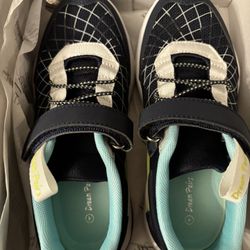 Kids Dream pairs Size 4 Shoes 