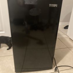 Black mini fridge 