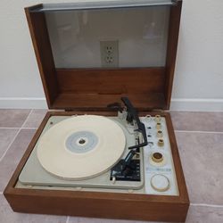Vintage KLH Model Twenty Turntable w/FM Stereo & Wood Cabinet/Dust Cover
