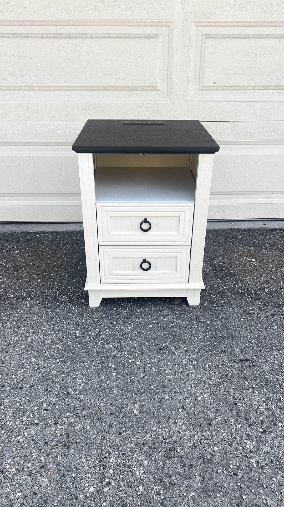 Set Of 2 18" Farmhouse Night Stands Set of 2 with Charging Station, 2 Drawers End Table Dresser for Bedroom, Wooden Nightstand, Bed Side Table with Op