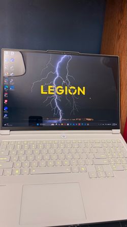 Lenovo - Legion 7i 16" 2.5k OLED Gaming Laptop - Intel Core Ultra 7 255HX 2025 - 32GB RAM - NVIDIA GeForce RTX 5060 - 1TB SSD - Glacier White