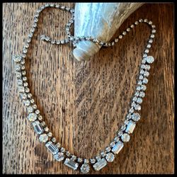 Glamorous, Vtg., gleaming white rhinestone necklace -