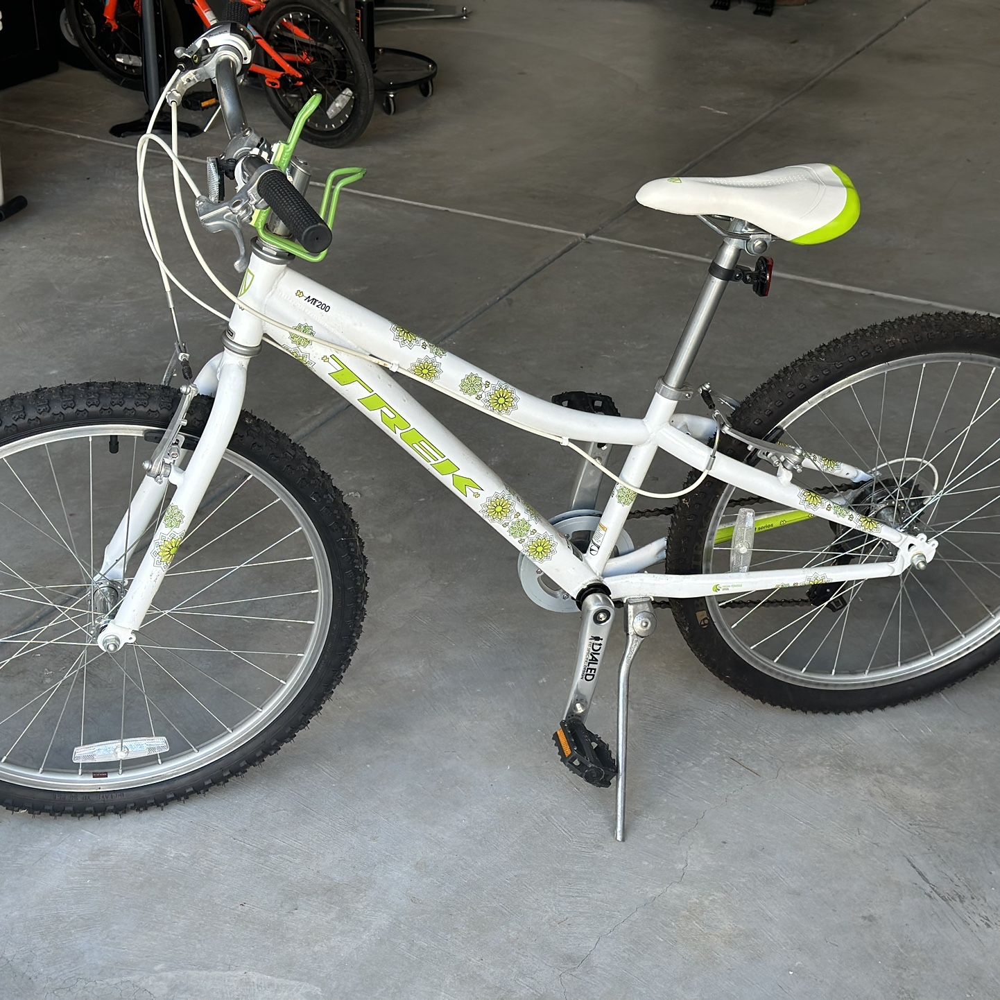 Trek MT 200 Girls Bike 24 7 Speed for Sale in Nipomo CA OfferUp