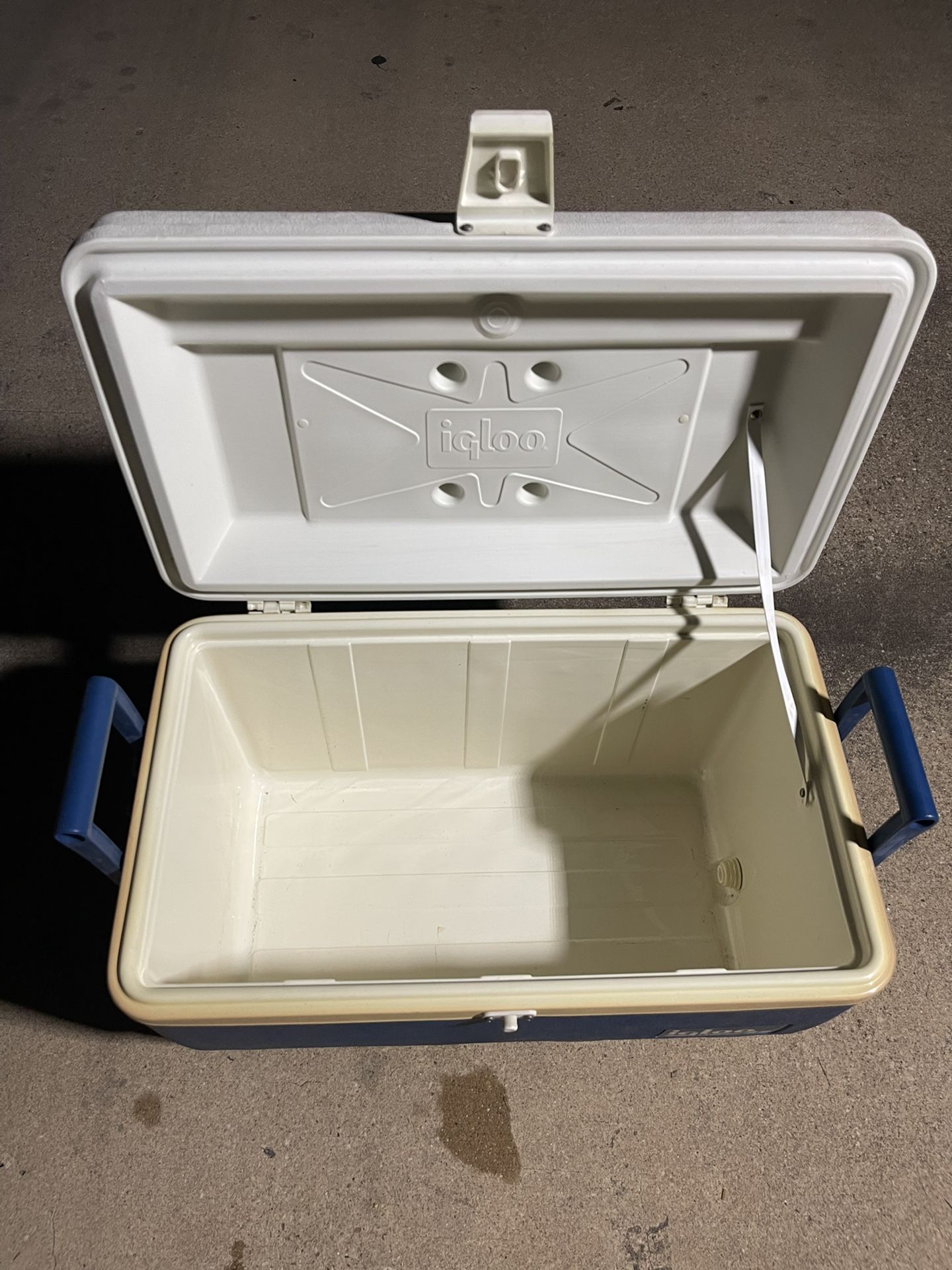 Igloo LEGEND 48 Vintage Cooler for Sale in San Antonio, TX OfferUp