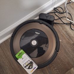 Official Roomba from iRobot + 3 Pack Filters 