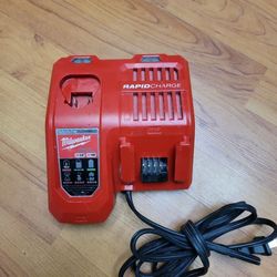 MILWAUKEE 12/18 RAPID CHARGER LIKE NEW