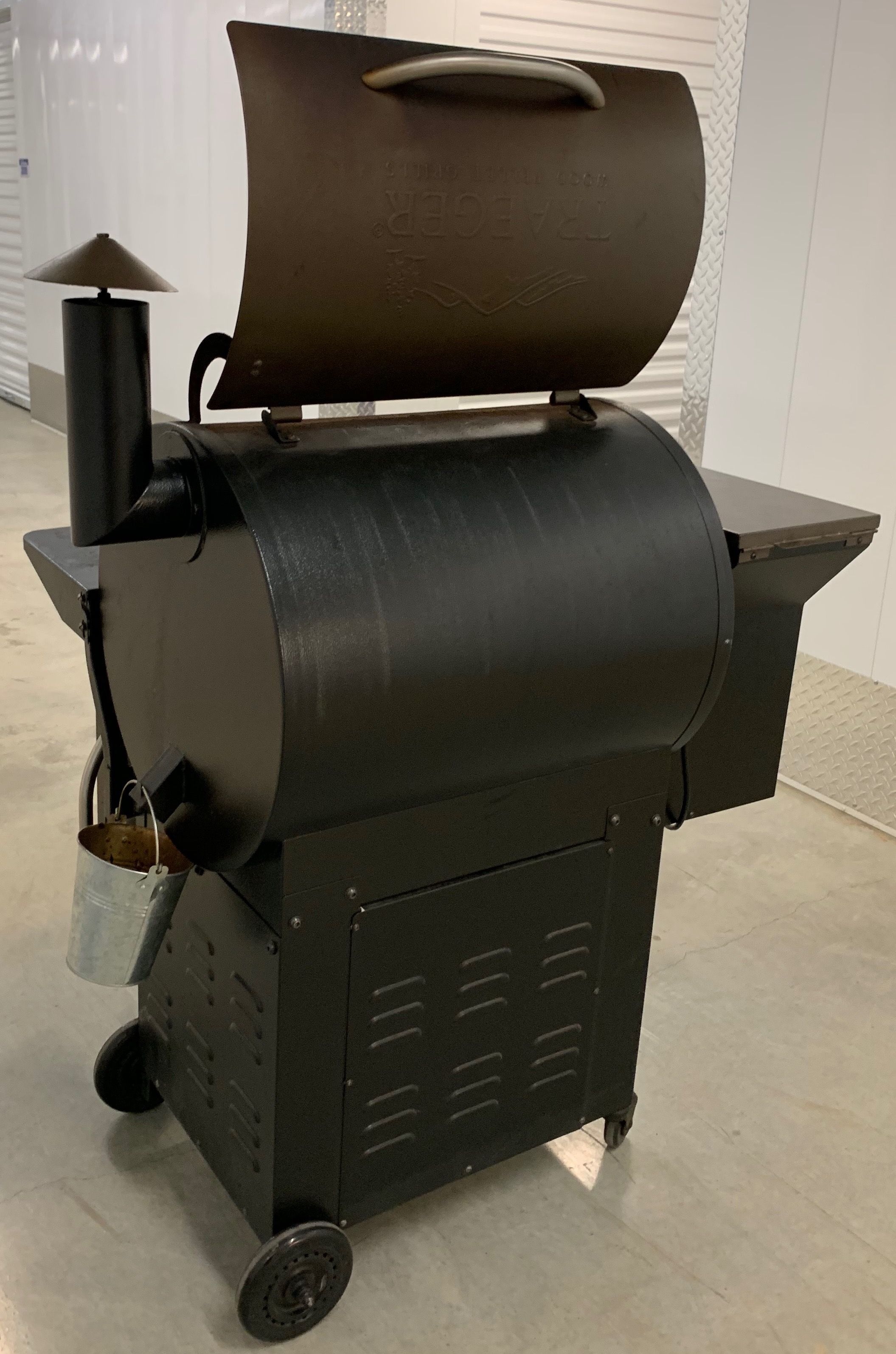 Traegar Century Wood Pellet Grill Smoker BBQ07C.01 for Sale in Bellevue