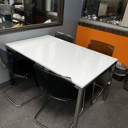 White Metal Table With 4 Plastic Chairs 
