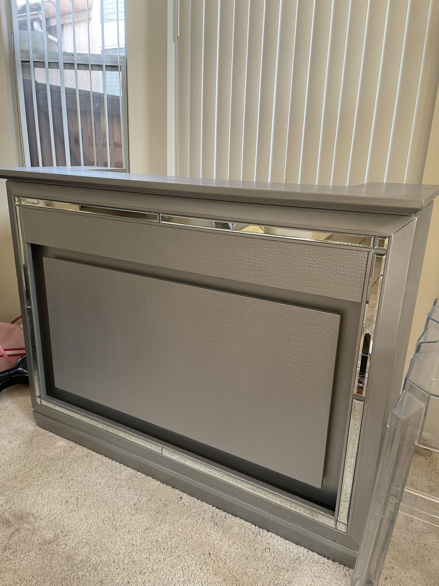 ✨ Modern Bar Cabinet – Mint Condition ✨