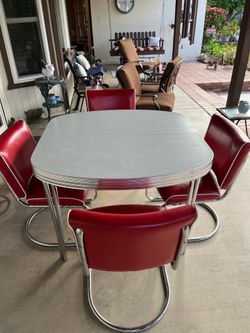 Retro table and chat