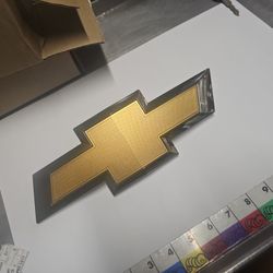 14-15GM Chevy Chevrolet Silverado Front Grille Bowtie Emblem