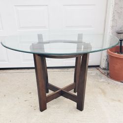 Dining Table In Excellent Condition 