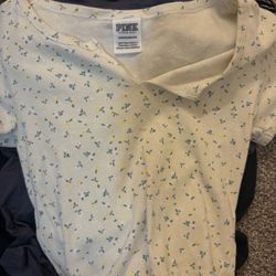 Bulk clothing bundle. Shirts and crop tops.
