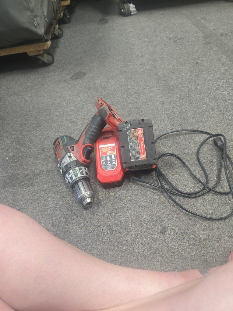Milwaukee 18v Hammer Drill W/ Battery And Charger