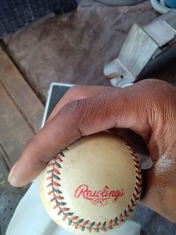 Original  autograph baseball signed by chipper Jones
