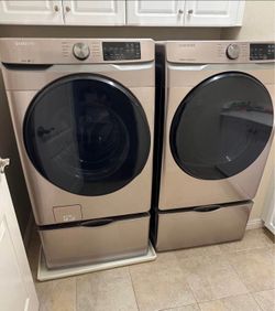 Beautiful Samsung washer and dryer with pedestals