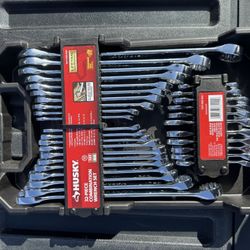  Husky 32 Piece Combination Wrench & Organizer SAE  & MM
