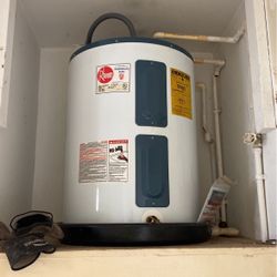 Green Water Heater 30 Gallons Great Condition