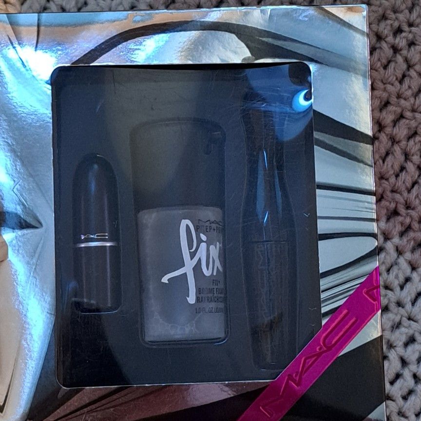 NEW MAC MAKEUP SET 15$
