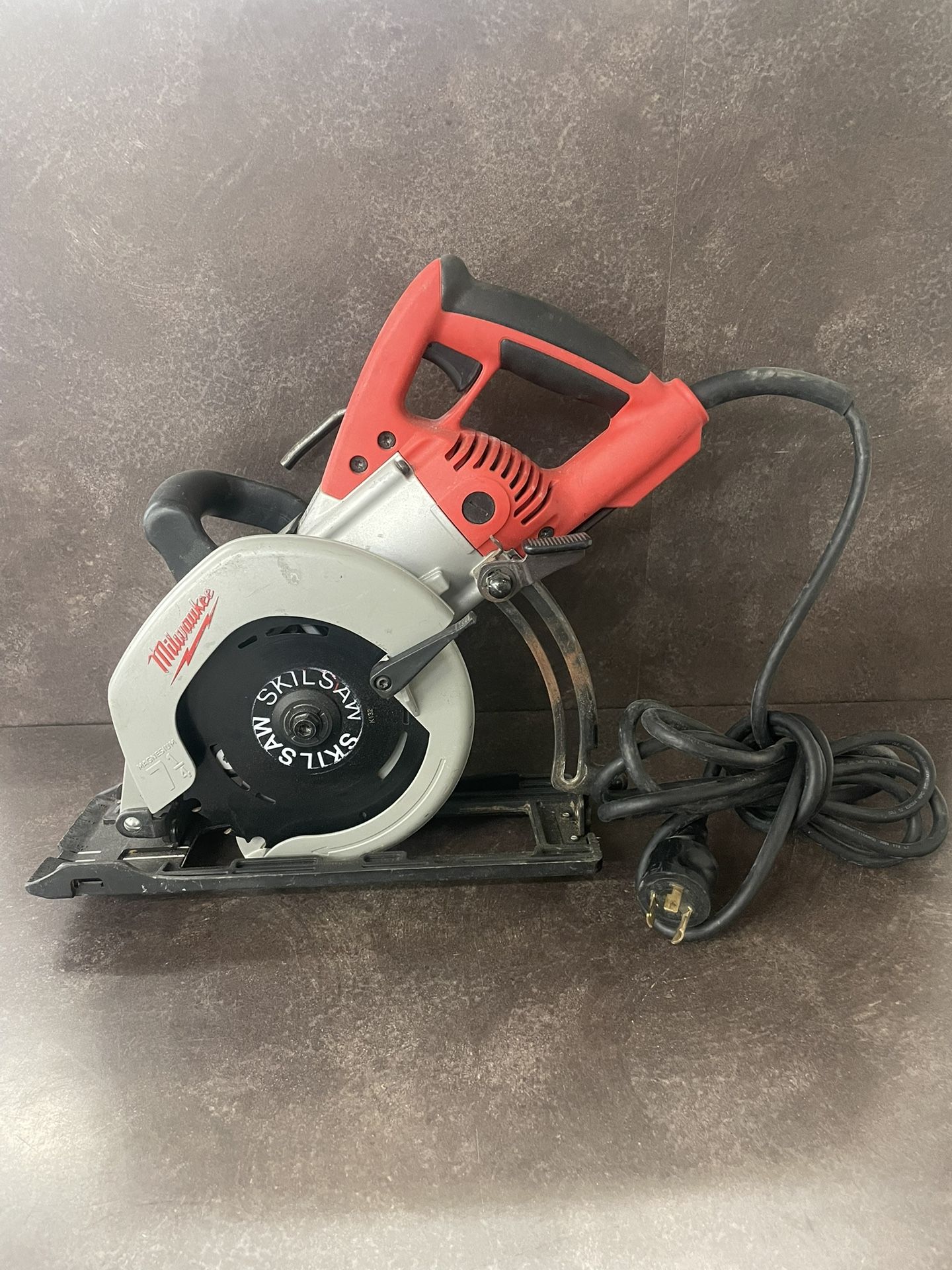 Milwaukee 6577-20 7-1/4" Worm Drive Circular Saw Twist Plug – Used