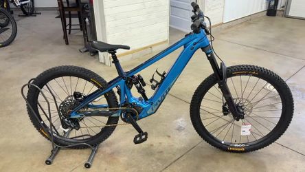 2024 Pivot Shuttle LT- 0 miles on Motor, Fork. Shock and Wheel Set