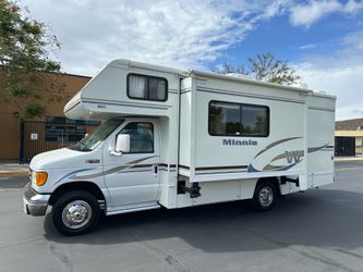 2004 winnebago Minnie 24 feet sleeps 6 slide out 28k miles