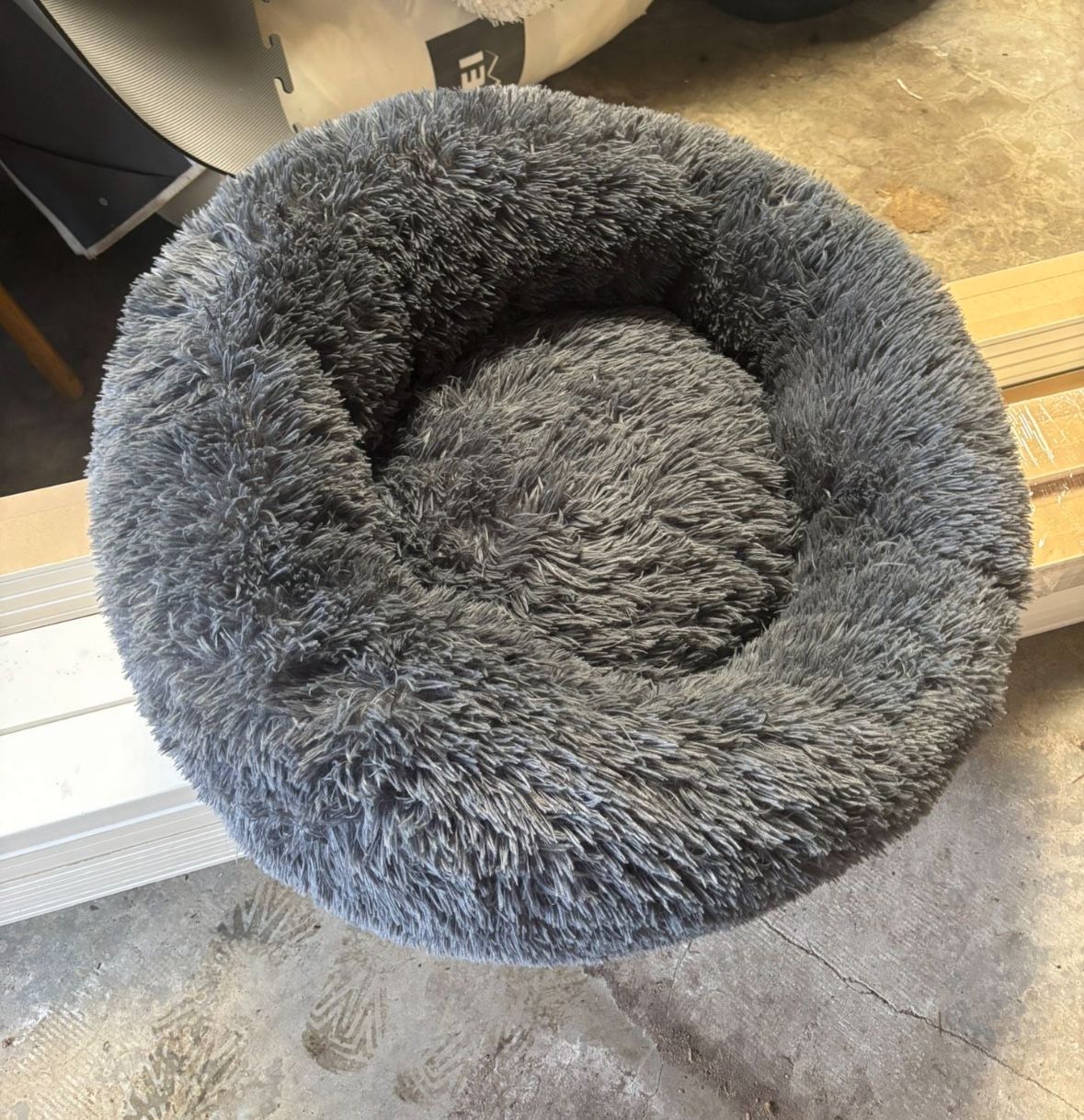 LOW PRICE MOVING- SUPER FLUFFY MEDIUM DOG BED FROM CHEWY